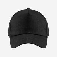 Personalisierbare Classic Cap in schwarz von MisterMerch, zeigt die Vorderansicht mit verstellbarem Riemen.