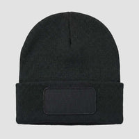 Schwarze personalisierbare Box-Patch Beanie von MisterMerch, mit auffälligem Patch auf der Vorderseite.
