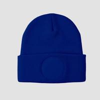 Personalisierbare blaue Round-Patch Beanie von MisterMerch, ideal für individuelle Anpassungen und stylischen Look.