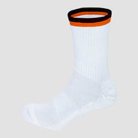 Personalisierbare Dual Tone Sportsocken in Orange von MisterMerch, zeigen das bequeme und stylische Design.