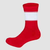 Personalisierbare rote Sportsocken von MisterMerch mit buntem Design und individuellem Text.