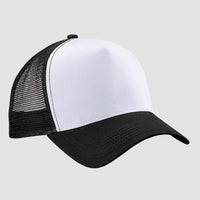 Personalisierte Trucker-Cap von MisterMerch in Weiß und Schwarz mit verstellbarem Verschluss und atmungsaktivem Netz.
