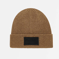 Braune personalisierbare Eco-Patch Beanie von Mein Shop, aus umweltfreundlichem Material, mit auffälligem Patch.